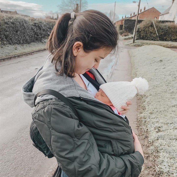 <span style="color: #222222; font-family: Arial, Helvetica, sans-serif; font-size: small;">Rayden terlihat sangat nyaman tidur di pelukan Bunda Kimberly ya. (Foto: Instagram @kimbrlyryder)</span>