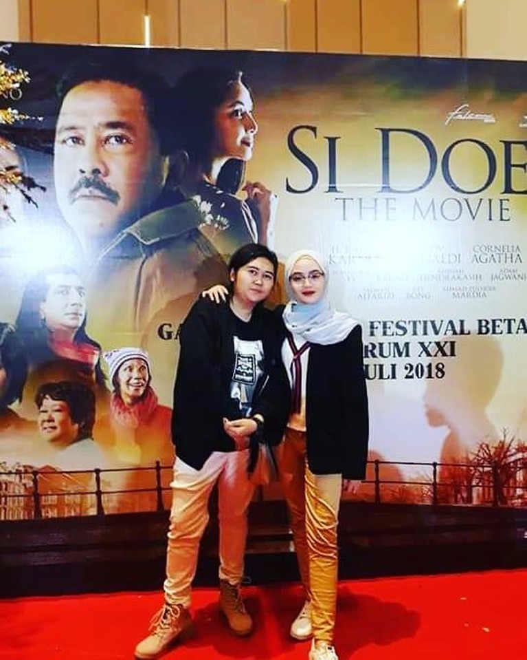 Berikut ini potret anak kedua Mandra, Tia Septiana yang curi perhatian karena jarang terekspose.