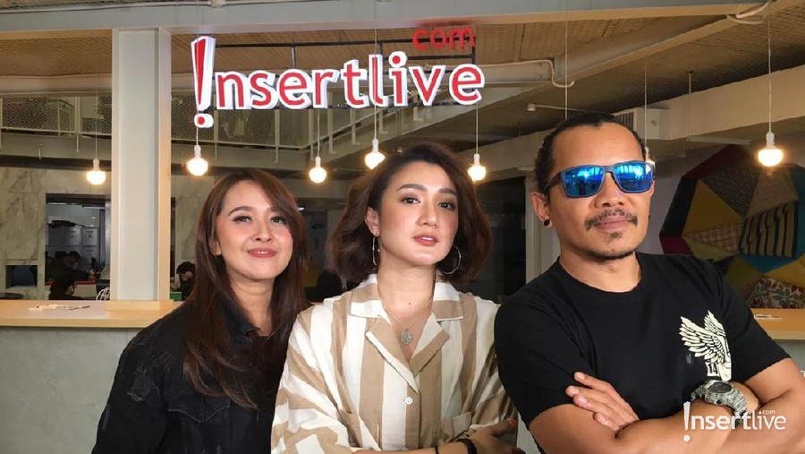 Melly Mono berusaha untuk jadi diri sendiri ketika ia menjadi vokalis band KOTAK