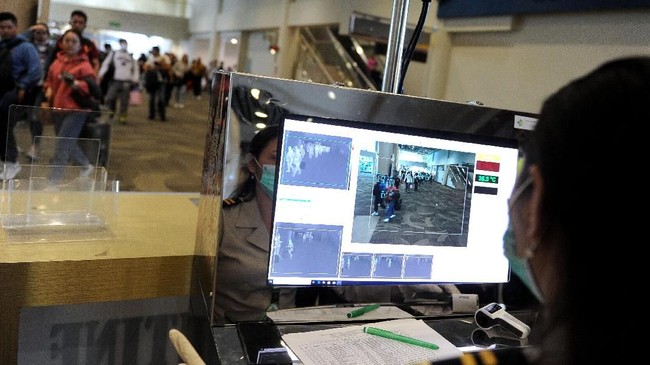 Kemenkes didorong membantu memperbaiki pengawasan Virus Corona yang masih ala kadarnya di bandara.