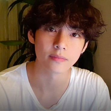 Tak Bisa Tidur Malam,  V BTS Ngobrol Manis dengan Penggemar