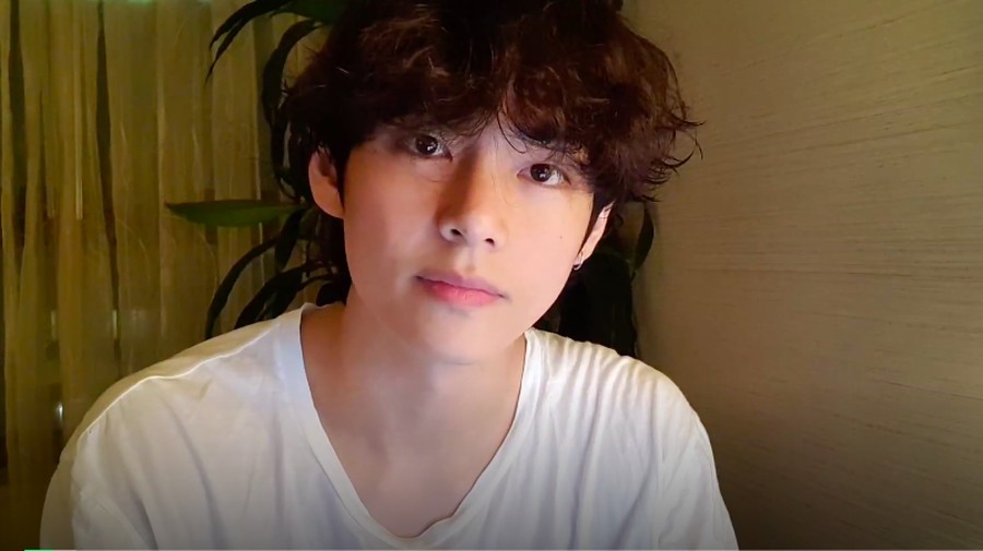 Penggemar BTS atau ARMY dikejutkan dengan notifikasi dari V yang mengatakan tengah siarang langsung di VLive. 