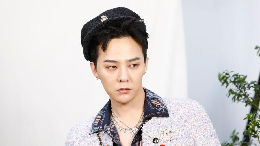 PARIS, FRANCE - JANUARY 21: G-Dragon attends the Chanel Haute Couture Spring/Summer 2020 show as part of Paris Fashion Week at Grand Palais on January 21, 2020 in Paris, France. (Photo by Julien M. Hekimian/Getty Images for Chanel)