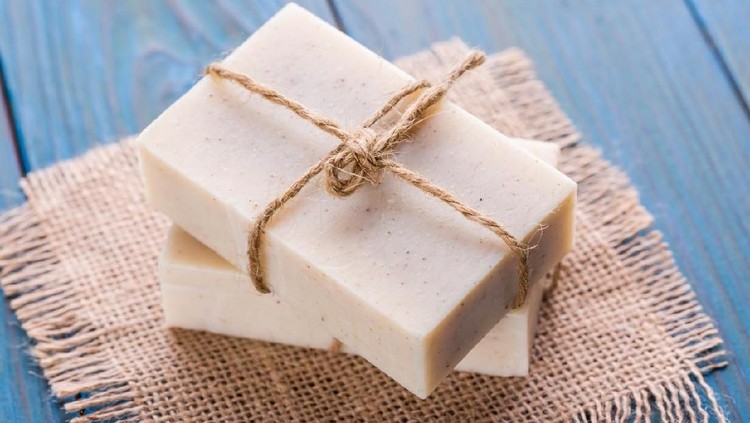 Selain membeli produk sabun bayi yang dijual di pasaran, Bunda bisa juga membuatnya sendiri dari bahan alami. Selain aman, membuatnya cukup mudah dan murah.
