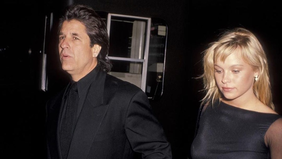 Pamela Anderson dan suami barunya, Jon Peters memutuskan untuk berpisah setelah 12 hari menjalani pernikahan. 