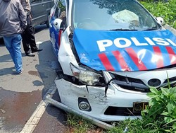 Mobil Polisi Pengawal Rombongan Wagub Jabar Kecelakaan di Garut