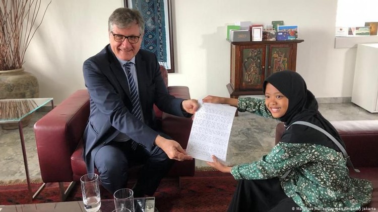 Nina tahu, banyak sampah plastik yang diimpor ke kampung halamannya. Karena itu, ia menulis surat untuk pemerintah Australia dan Jerman. Seperti apa suratnya?