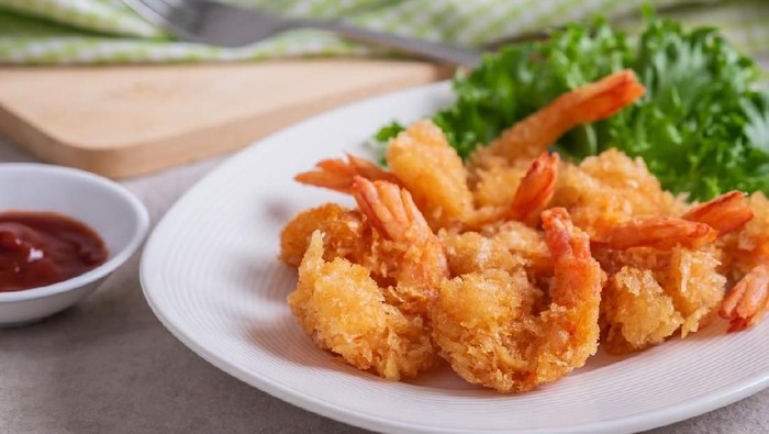 Fried shrimp and vegetable on plate