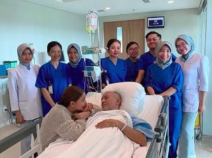 Kondisi Suami Membaik, Soraya Haque Setia Menemani di Rumah Sakit