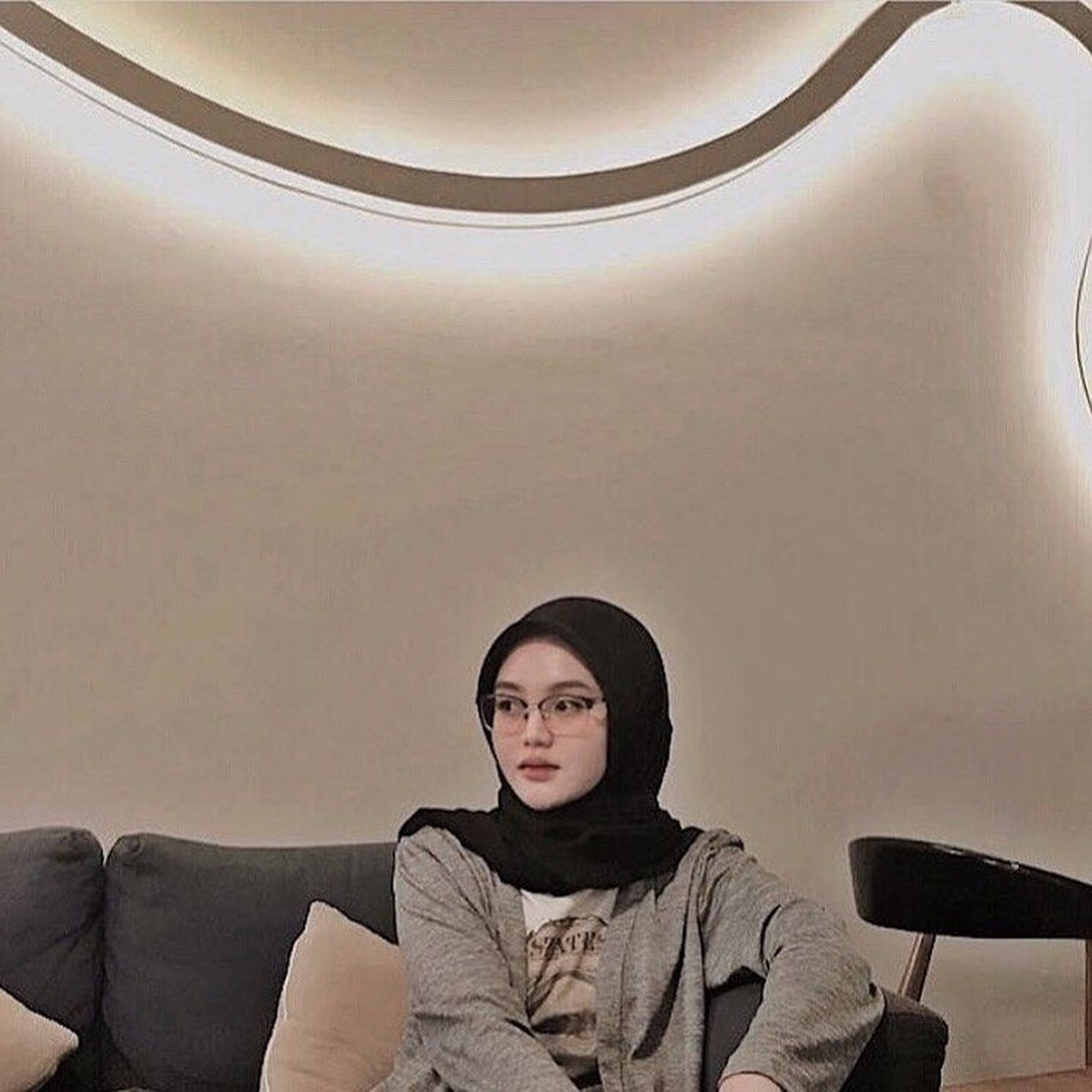 Berikut ini potret anak kedua Mandra&comma; Tia Septiana yang curi perhatian karena jarang terekspose&period;