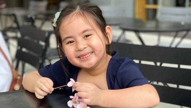 Issabelle baru-baru ini viral di media sosial. Dengan percaya diri, ia menarikan Sleepy Mummy di hari pertama sekolahnya. Seperti apa tingkah lucu Issabelle?