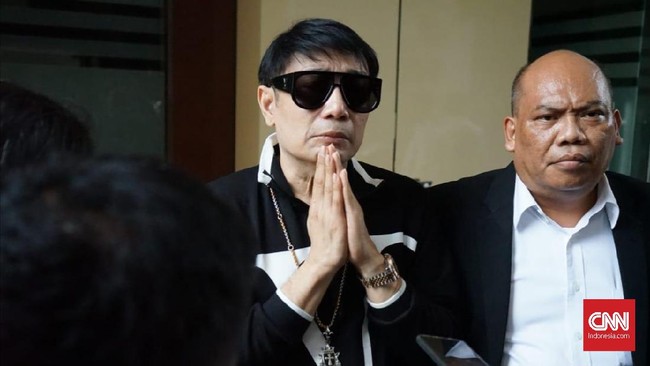 Perancang Busana Adjie Notonegoro mengaku telah berinvestasi Rp150 juta, sementara Tata Janeeta mengklaim hanya jadi pengisi acara Memiles.