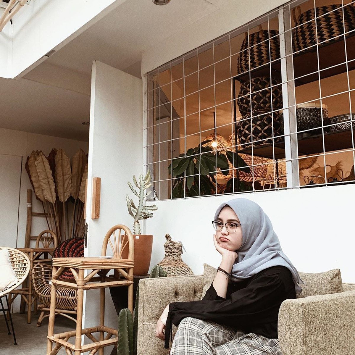 Berikut ini potret anak kedua Mandra&comma; Tia Septiana yang curi perhatian karena jarang terekspose&period;