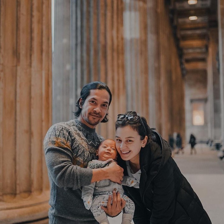 <span style="color: #222222; font-family: Arial, Helvetica, sans-serif; font-size: small;">Sekarang kalau bepergian, mereka jadi bertiga terus nih. He-he-he. (Foto: Instagram @kimbrlyryder)</span>