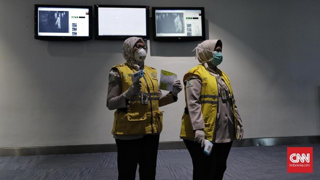 Seluruh petugas di jalur kedatangan internasional Bandara Soekarno-Hatta, diwajibkan menggunakan masker demi mencegah virus corona.