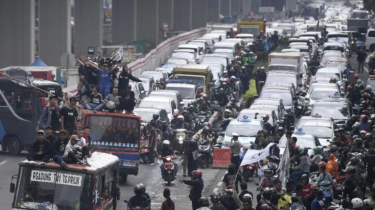 FOTO: Aksi Warga Tanjung Priok di Kantor Yasonna Laoly