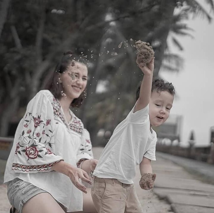 Dahlia juga enggak sungkan membagikan foto-fotonya saat mengasuh anak, walau kelihatannya seperti mengurus adik sendiri ya, Bunda? He-he-he. (Foto: Instagram @dahliachr)