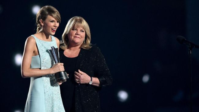 Taylor Swift mengungkapkan perasaan soal tumor otak yang baru-baru ini ditemukan di sela perawatan kanker payudara yang diidap sang ibu.