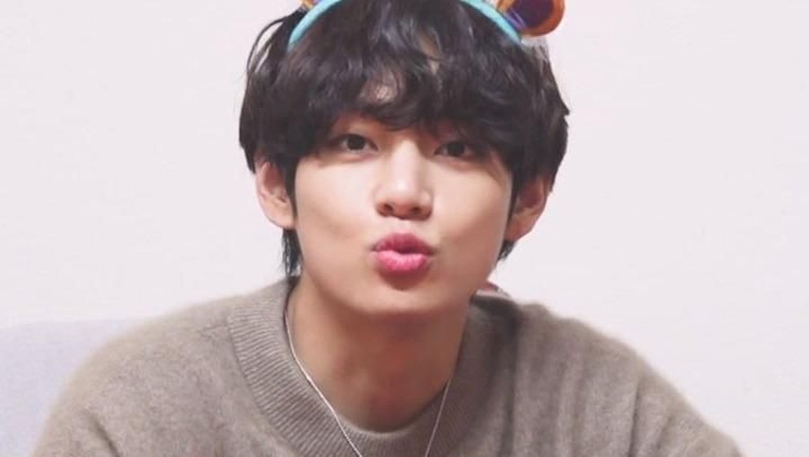 V BTS secara tidak sengaja memperlihatkan notifikasi Instagram pada layar ponselnya, apakah dia memiliki akun Instagram rahasia?