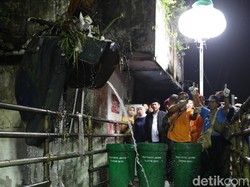 Bersih-bersih Kali Buntung Tengah Malam, Khofifah Temukan Kasur, Sofa hingga TV