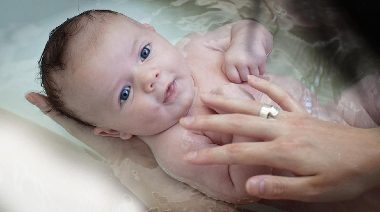 Eksem pada bayi bisa bikin orang tua bingung, terutama saat memilih sabun bayi untuk si kecil. Berikut tips memilih sabun bayi yang tepat untuk kulit eksem.