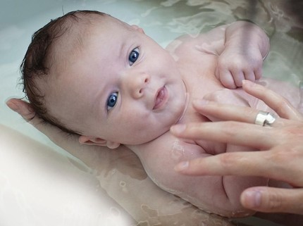 Kulit Si Kecil Eksem? Cek 4 Tips Memilih Sabun Bayi yang Tepat