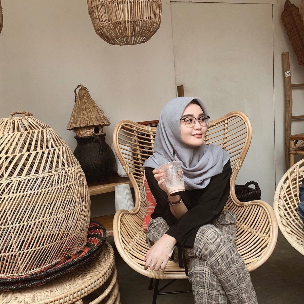 Berikut ini potret anak kedua Mandra&comma; Tia Septiana yang curi perhatian karena jarang terekspose&period;