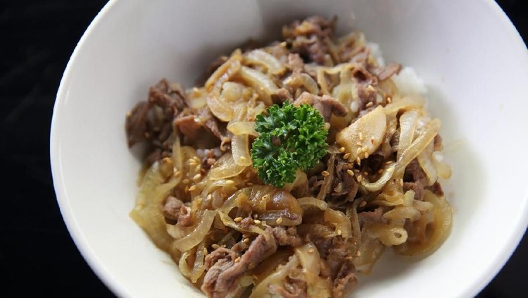 Jika Bunda bosan dengan resep masakan berbahan dasar daging sapi yang itu-itu saja, Bunda bisa coba resep beef yakiniku yang satu ni nih. Bikinnya gampang Bun.