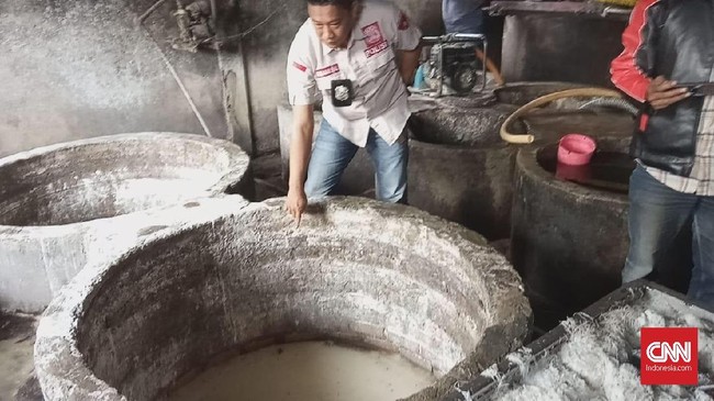 Polisi menyegel sebuah pabrik bihun yang produknya dipasarkan di berbagai daerah di Sumsel karena proses pembuatannya tak steril.