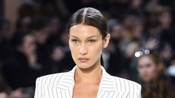 Bella Hadid Tampil Tanpa Bra Saat di Paris Fashion Show