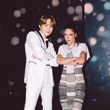 Halsey Kejutkan SUGA BTS di Konser Agust D Los Angeles