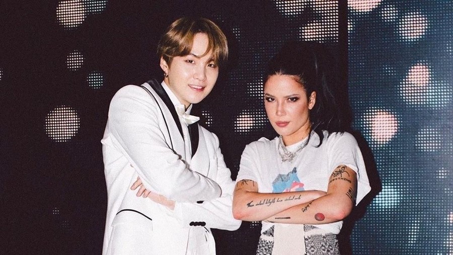 Halsey mengajak SUGA BTS untuk kolaborasi di salah satu lagu dalam album Manic.