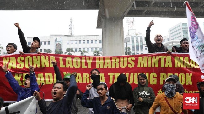 FOTO: Aksi Warga Tanjung Priok di Kantor Yasonna Laoly