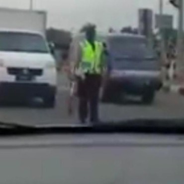 Viral! Sejoli Muda Maki Polantas, Netizen: Langsung Masukin Sel Aja