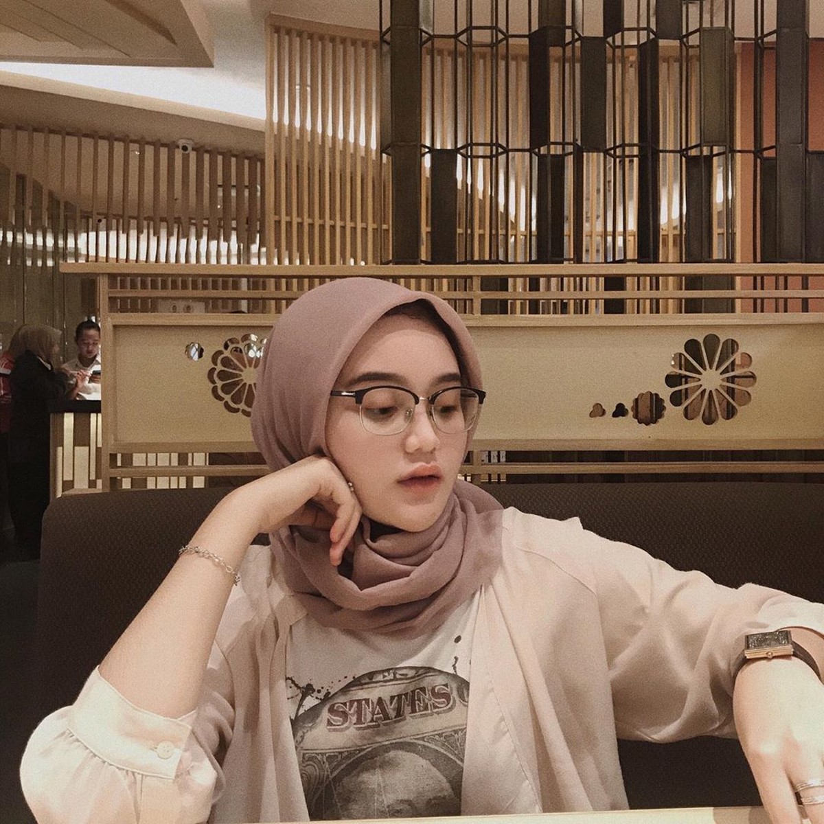 Berikut ini potret anak kedua Mandra&comma; Tia Septiana yang curi perhatian karena jarang terekspose&period;