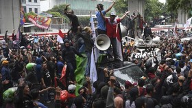 FOTO: Aksi Warga Tanjung Priok di Kantor Yasonna Laoly