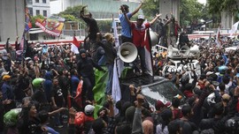 FOTO: Aksi Warga Tanjung Priok di Kantor Yasonna Laoly