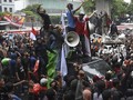 FOTO: Aksi Warga Tanjung Priok di Kantor Yasonna Laoly