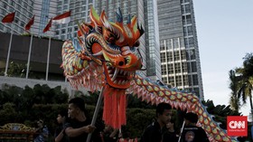 FOTO: Tarian Naga Liong Sambut Imlek di Bundaran HI