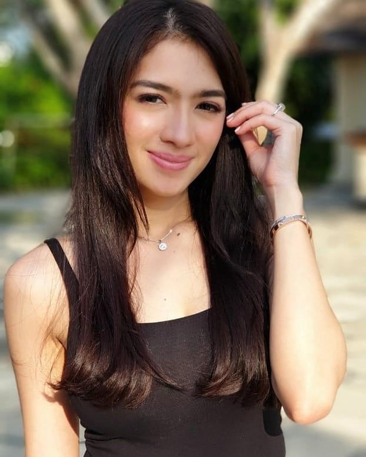 Angel Karamoy masih terlihat mempesona di usianya yang sudah 33 tahun&period; Penampilannya di media sosial bahkan kerap menjadi sorotan publik&period;