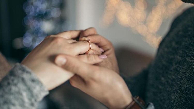 Ilustrasi tunangan Young man is proposing to his girlfriend