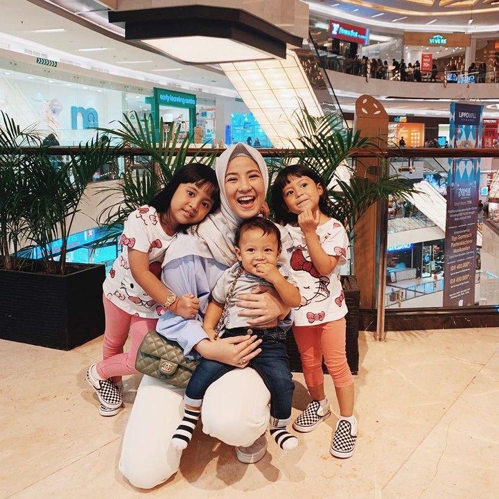<p> Dari pernikahannya dengan Desta, Natasha Rizky dikaruniai tiga orang anak yakni Megumi Arrawda Sachi, Mishka Arrawfa Najma, dan Miguel Arrawsya Janied. (Foto: Instagram @natasharizkynew)</p>