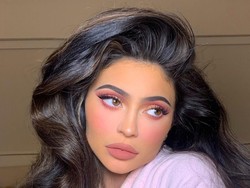 Rilis Produk Kecantikan, Kylie Jenner Malah Pakai Sunblock dari Brand Lain