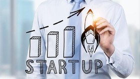 img-title Kaum Muda dan Sejuta Topan Badai PHK Startup