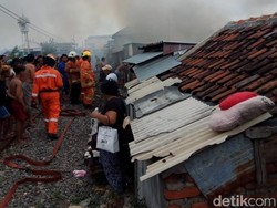 Tiga Rumah Semi Permanen di Surabaya Terbakar