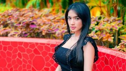 6 Pesona Angel Karamoy Dalam Balutan Busana Bernuansa Hitam