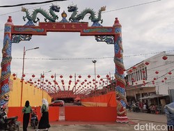 Jelang Imlek, 2.000 Lampion Dipasang di Klenteng Dekat Jembatan Ampera