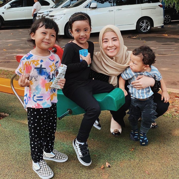 <p> Begini nih keseruan dan keceriaan Natasha Rizky saat quality time bersama tiga buah hatinya. (Foto: Instagram @natasharizkynew)</p>