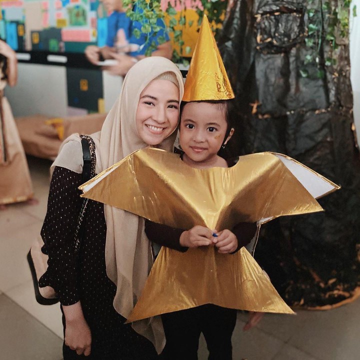 <p>Kakak Megumi habis pertunjukan apa nih? Lucu sekali pakai kostum bintang. (Foto: Instagram @natasharizkynew)</p>