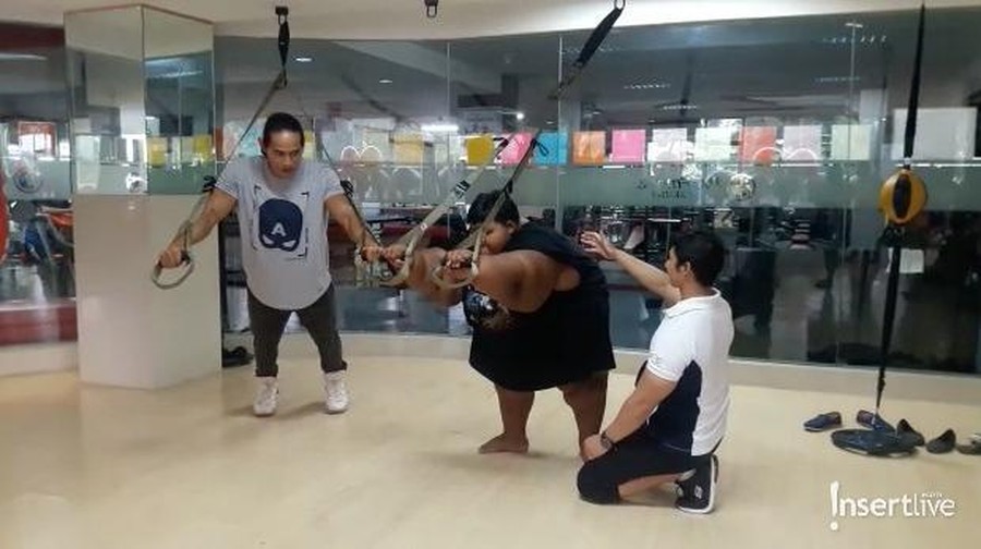 Ade Rai memberikan pelatihan khusus untuk Arya Permana untuk menurunkan berat badan bocah tersebut. 